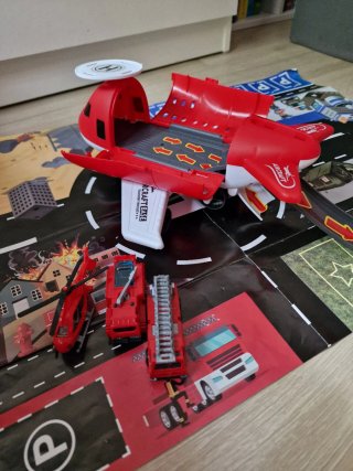 Avión de juguete bombero con helicóptero