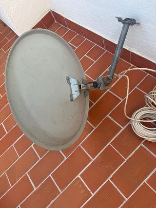 Antena parabólica con cable