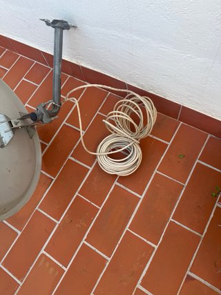 Antena parabólica con cable