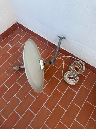 Antena parabólica con cable