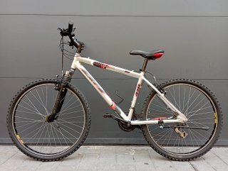 Bicicleta BH de montaña plateada