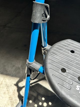 Andador ortopédico con asiento y 2 ruedas.