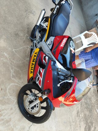 Moto Yamaha Deportiva Roja y Amarilla