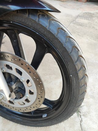 Moto Yamaha Deportiva Roja y Amarilla