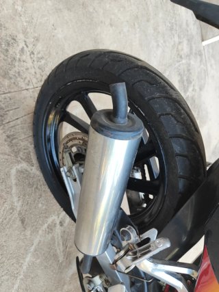Moto Yamaha Deportiva Roja y Amarilla