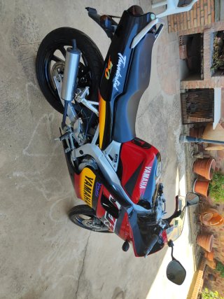 Moto Yamaha Deportiva Roja y Amarilla