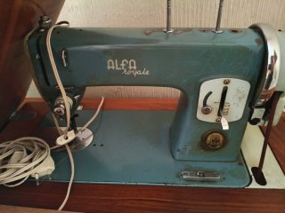 Máquina de coser antigua Alfa