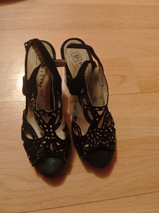 Zapatos de tacón Pitillos negros con plateado.