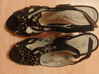 Zapatos de tacón Pitillos negros con plateado.