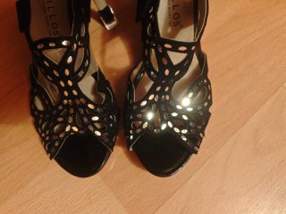 Zapatos de tacón Pitillos negros con plateado.