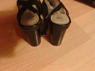 Zapatos de tacón Pitillos negros con plateado.
