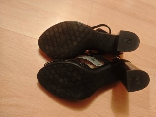 Zapatos de tacón Pitillos negros con plateado.