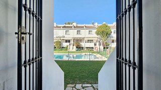 Casa pareada en venta en Nueva Andalucía centro en Marbella