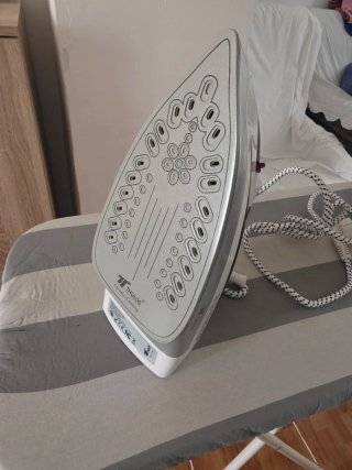 Plancha de vapor morada y blanca