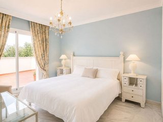 Ático en venta en Nueva Andalucía centro en Marbella