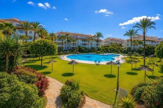 Ático en venta en Nueva Andalucía centro en Marbella