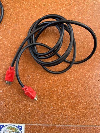 Cable HDMI Negro con conectores rojos