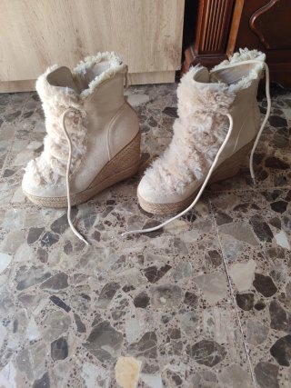 Botas beige t. 36 usadas una vez, son muy cómodas.