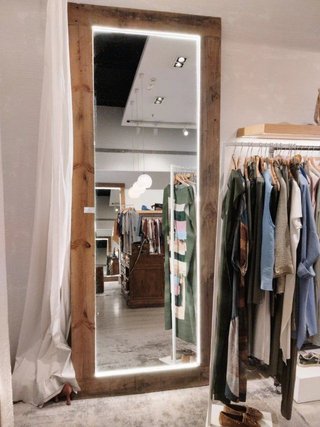 Espejo de pie con luz LED