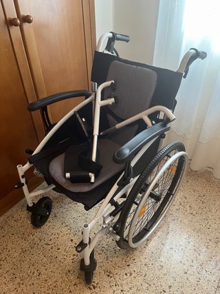 Silla de ruedas plegable, pies desmontable.