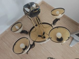 Lámpara de salón dorada y beige
