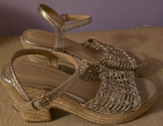 Sandalias doradas cuña esparto
