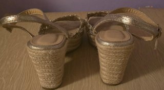 Sandalias doradas cuña esparto