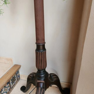 Mesa auxiliar, candelabro antiguo de caoba