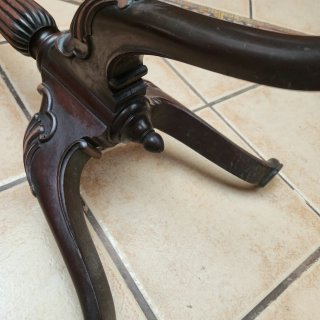 Mesa auxiliar, candelabro antiguo de caoba