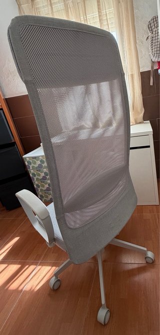 Silla de oficina ergonómica gris