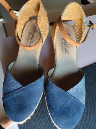Sandalias cuña beige y marrón