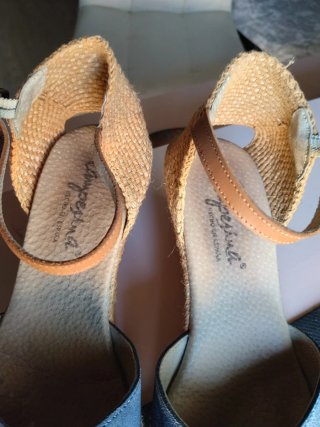Sandalias cuña beige y marrón