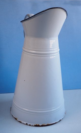 Jarra antigua de metal esmaltado blanca
