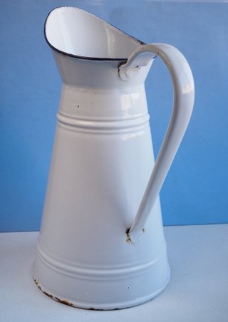 Jarra antigua de metal esmaltado blanca