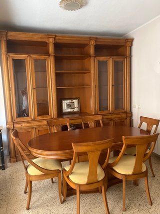 Comedor madera: mesa, 6 sillas y aparador