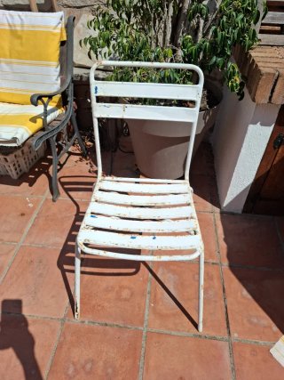 Silla de hierro antigua blanca Para restaurar o NO