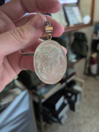 Colgante Camafeo Oro 18k y Nácar