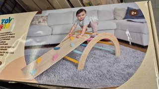 Arco y rampa de madera para bebés