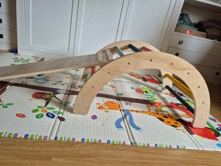 Arco y rampa de madera para bebés