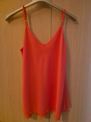 Blusa roja con tirantes