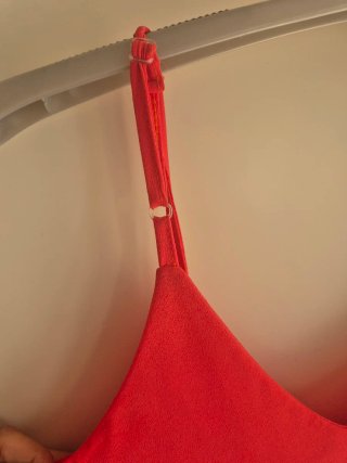 Blusa roja con tirantes