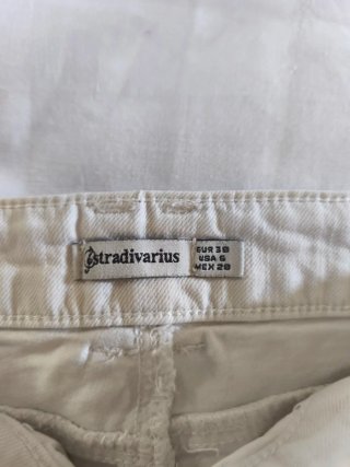 Shorts Stradivarius blancos con estampado étnico