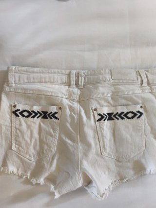 Shorts Stradivarius blancos con estampado étnico