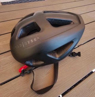 Accesorios ciclismo: bomba, casco, chaleco, luces.