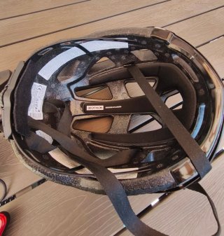 Accesorios ciclismo: bomba, casco, chaleco, luces.
