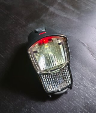 Accesorios ciclismo: bomba, casco, chaleco, luces.