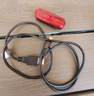 Accesorios ciclismo: bomba, casco, chaleco, luces.