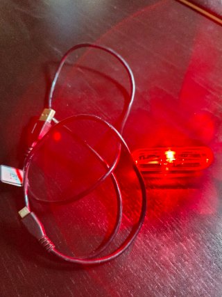 Accesorios ciclismo: bomba, casco, chaleco, luces.