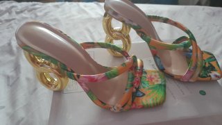 Zapatos de tacón con bonito diseño de tacón