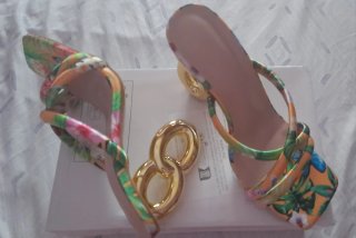 Zapatos de tacón con bonito diseño de tacón